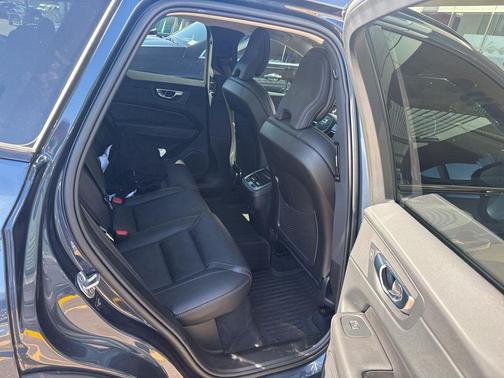 2023 Volvo XC60 B5 Ultimate Dark Theme
