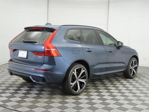 2023 Volvo XC60 B5 Ultimate Dark Theme