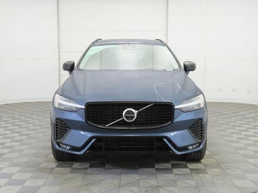 2023 Volvo XC60 B5 Ultimate Dark Theme