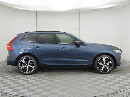 2023 Volvo XC60 B5 Ultimate Dark Theme