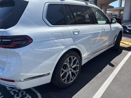 Mineral White Metallic 2024 BMW X7 xDrive40i