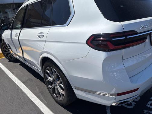Mineral White Metallic 2024 BMW X7 xDrive40i