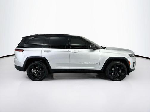 Silver 2023 Jeep Grand Cherokee Altitude X