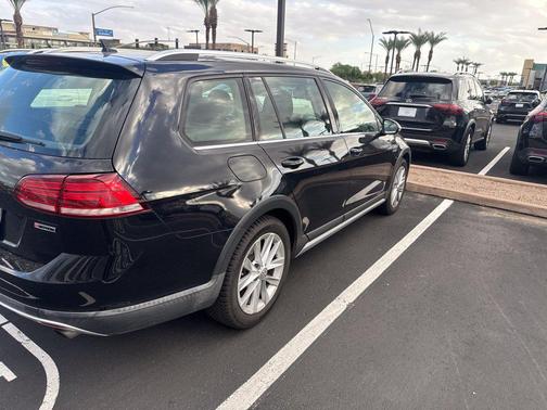 Deep Black 2019 Volkswagen Golf Alltrack TSI S