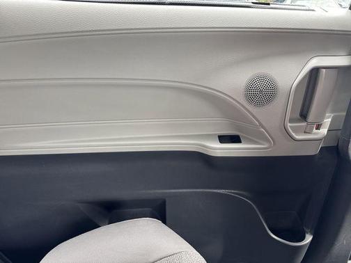 2023 Toyota Sienna LE