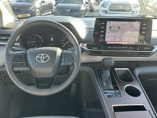 2024 Toyota Sienna LE