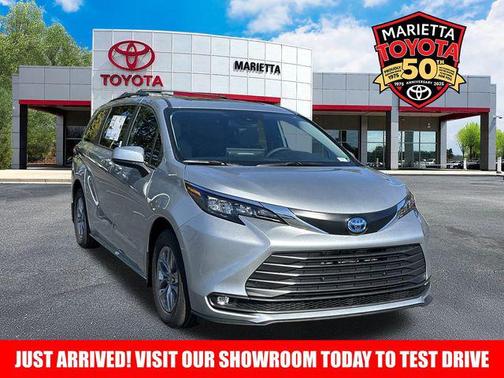 2025 Toyota Sienna XLE 8 Passenger