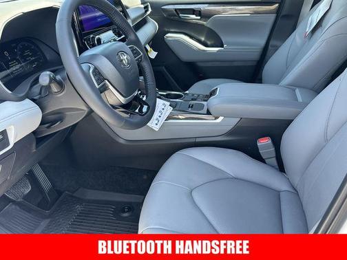 Wind Chill Pearl 2026 Toyota Highlander Hybrid Limited