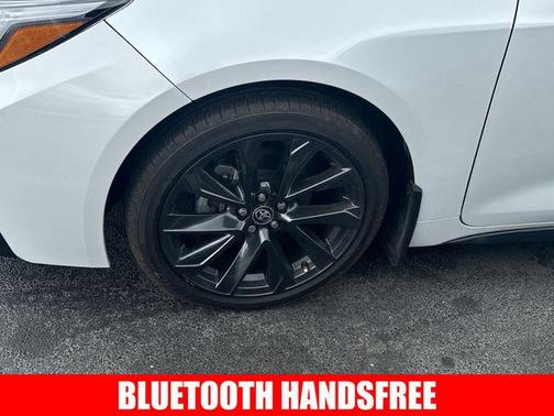 Wind Chill Pearl/Midnight Black Metallic 2024 Toyota Corolla XSE