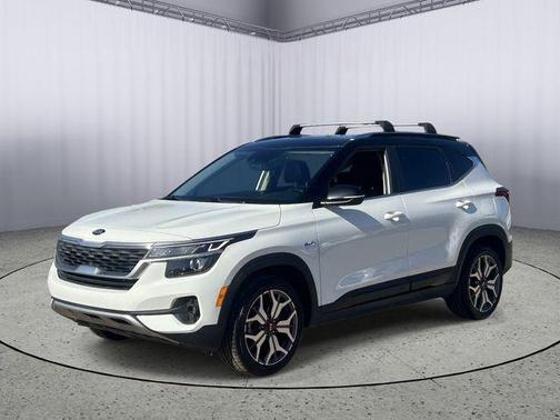 Clear White/Black Roof 2021 Kia Seltos S Turbo