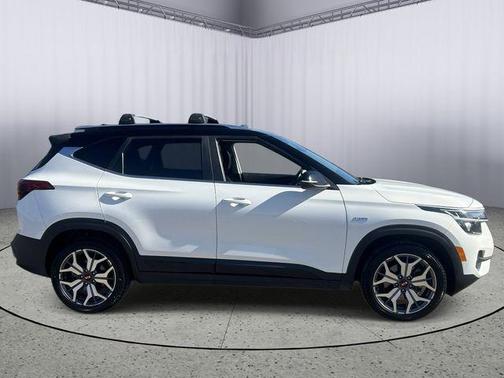 Clear White/Black Roof 2021 Kia Seltos S Turbo
