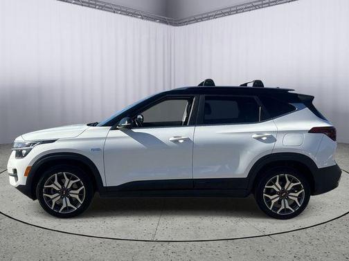 Clear White/Black Roof 2021 Kia Seltos S Turbo