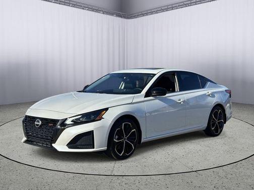 Pearl White 2023 Nissan Altima SR FWD