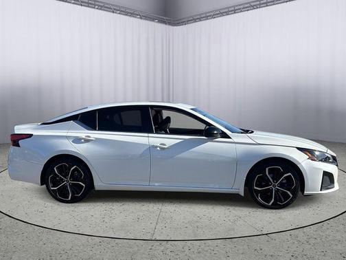 Pearl White 2023 Nissan Altima SR FWD