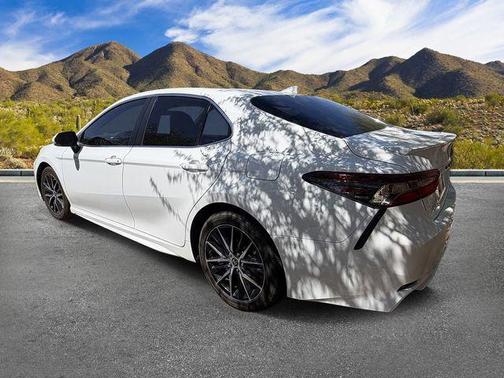Ice 2023 Toyota Camry SE