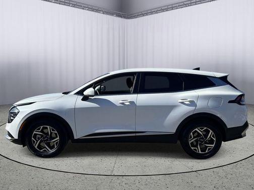 Snow White Pearl 2024 Kia Sportage LX