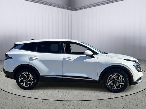 Snow White Pearl 2024 Kia Sportage LX