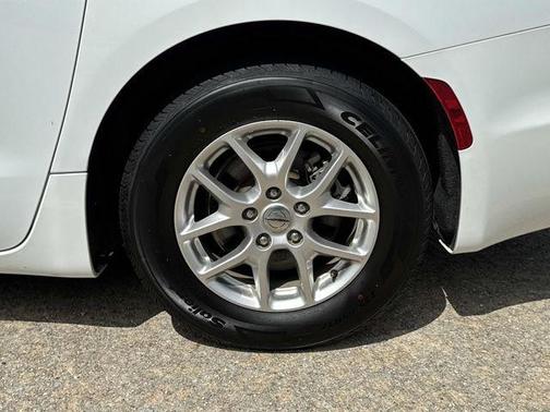 Bright White Clearcoat 2023 Chrysler Pacifica Touring L