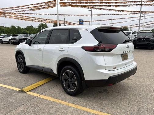Everest White Pearl Tricoat 2026 Nissan Rogue SV