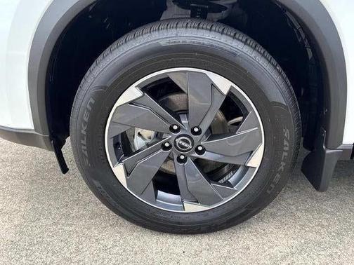 Everest White Pearl Tricoat 2026 Nissan Rogue SV