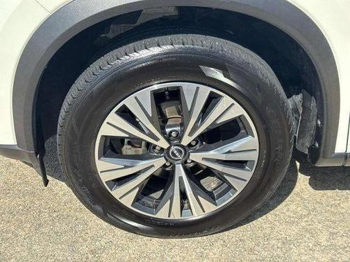 Pearl White Tricoat 2023 Nissan Rogue SV