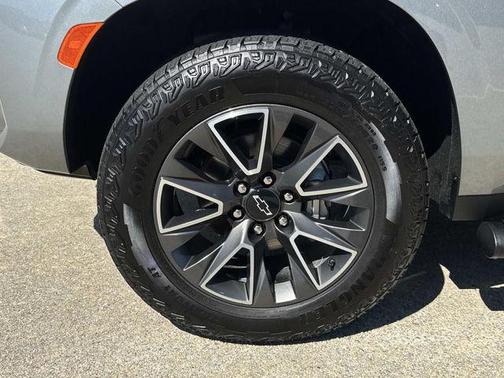 Sterling Gray Metallic 2023 Chevrolet Suburban 4WD Z71