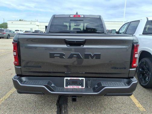 Granite Crystal Metallic Clearcoat 2027 RAM 1500 Big Horn/Lone Star