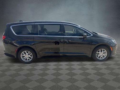 2024 Chrysler Voyager LX