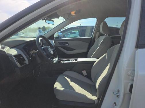 White 2022 Nissan Rogue SV