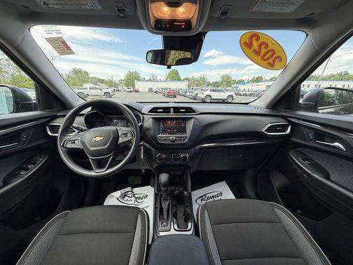 Mosaic Black Metallic 2022 Chevrolet Trailblazer LS