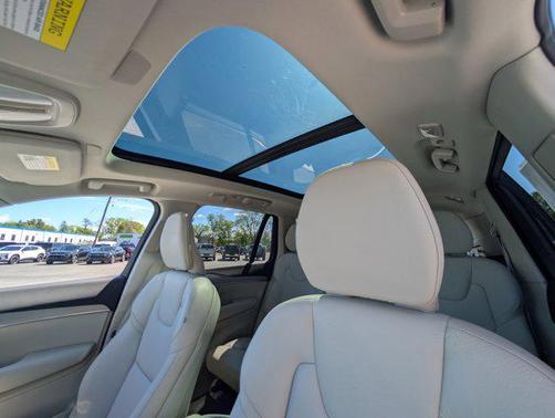 Crystal White Metallic 2023 Volvo XC90 B5 Core