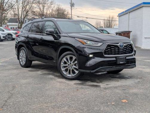 Black 2023 Toyota Highlander Hybrid Limited