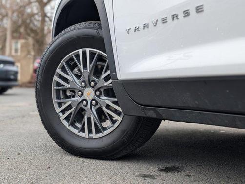 Summit White 2025 Chevrolet Traverse LT