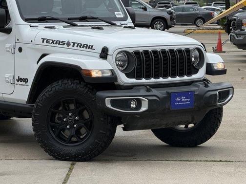 Bright White Clearcoat 2024 Jeep Gladiator Texas Trail