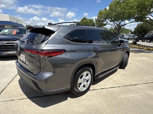 2022 Toyota Highlander LE