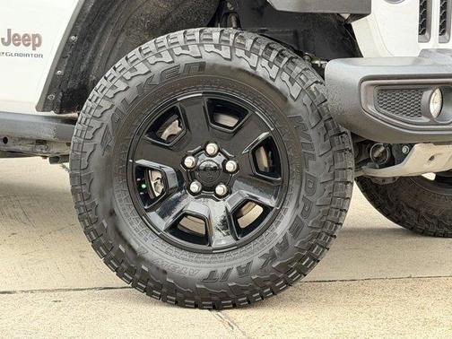 Bright White Clearcoat 2023 Jeep Gladiator Mojave