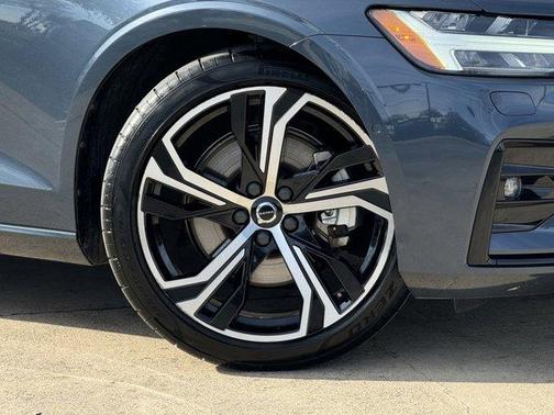2024 Volvo S60 B5 Ultimate Dark Theme