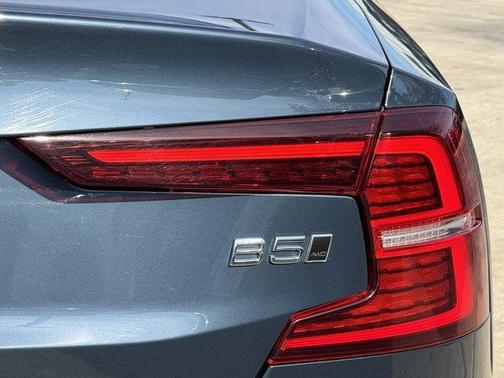 2024 Volvo S60 B5 Ultimate Dark Theme