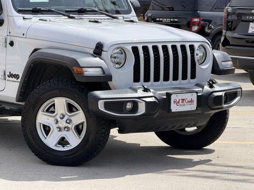Bright White Clearcoat 2023 Jeep Gladiator Sport