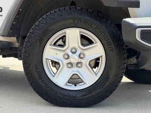 Bright White Clearcoat 2023 Jeep Gladiator Sport