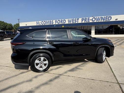 Midnight Black Metallic 2025 Toyota Highlander LE