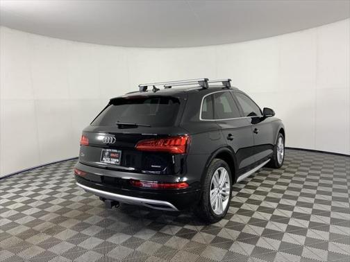 Photo 3 of 41 of 2020 Audi Q5 45 Prestige