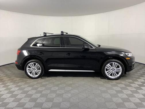 Photo 2 of 41 of 2020 Audi Q5 45 Prestige