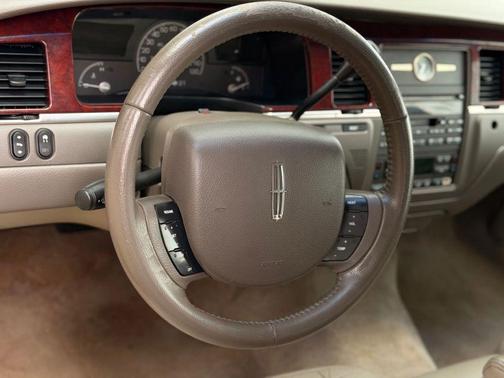 2005 Lincoln Town Car Signature
