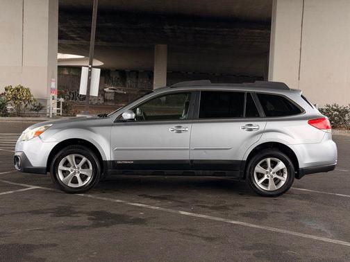 Ice Silver Metallic 2013 Subaru Outback 2.5i Limited