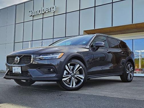 Platinum Grey 2025 Volvo V60 Cross Country Plus