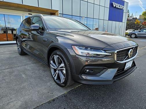 Platinum Grey 2025 Volvo V60 Cross Country Plus