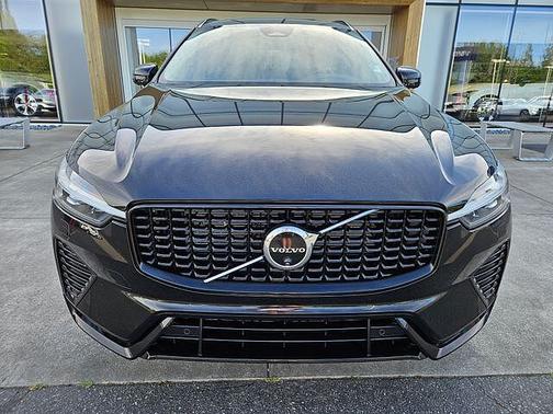 Onyx Black 2025 Volvo XC60 Plus