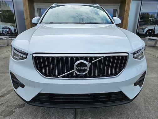 Crystal White 2023 Volvo XC40 Plus