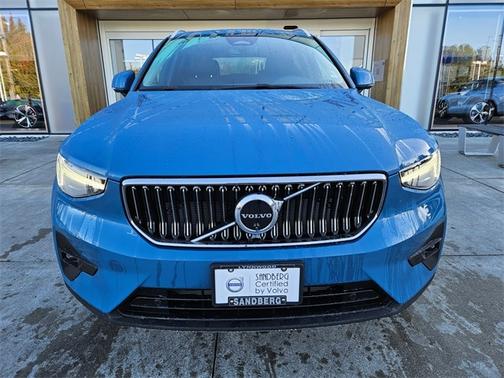 2025 Volvo XC40 B5 Ultra Bright Theme
